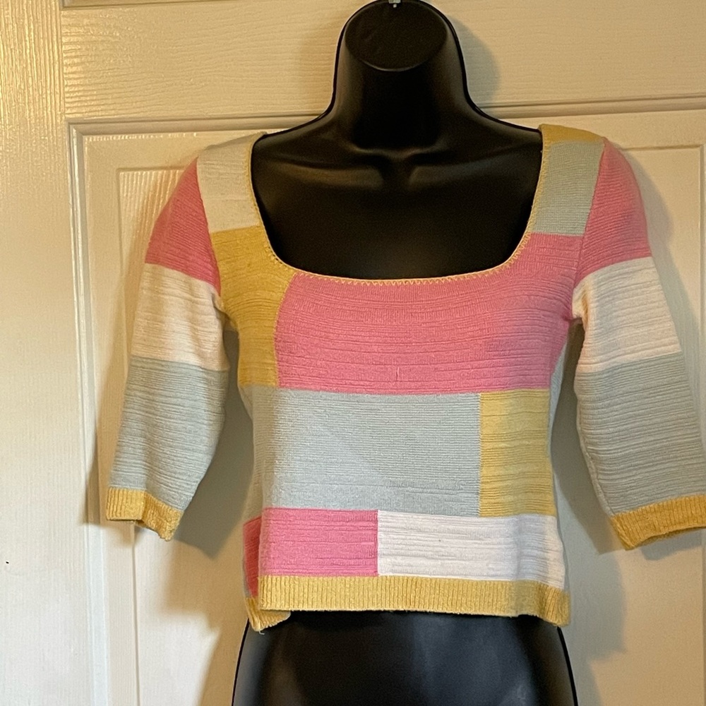 Cropped fitted sweater